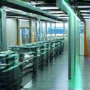 Moderne, energiezuinige productiefaciliteit voor cosmetica met zicht op groene energie technieken.
